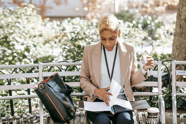 Come incorporare accessori etnici nel tuo look da ufficio con eleganza e moderazione?